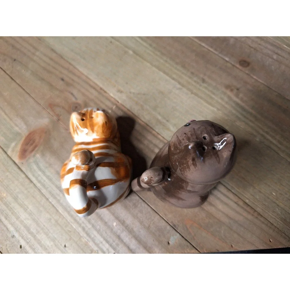 Boston Warehouse Sitting Pretty Cat Salt and Pepper Shaker Set